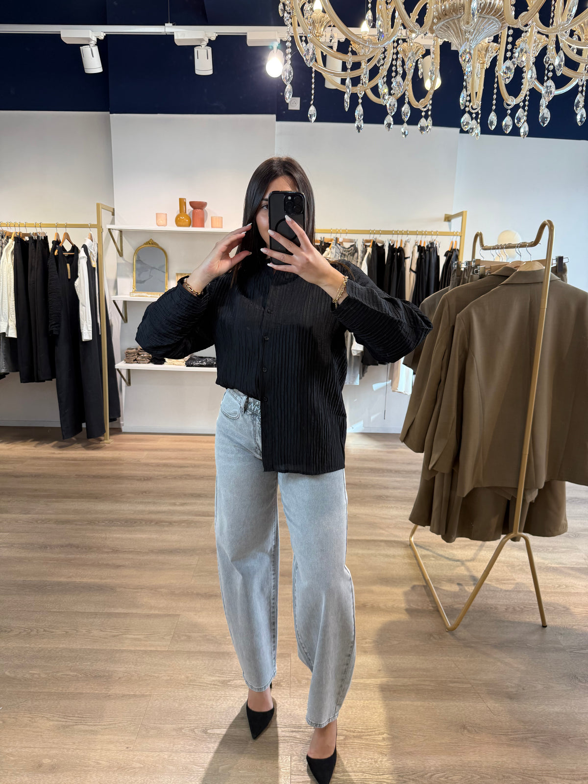 Chemise noire plissée à manches longues
