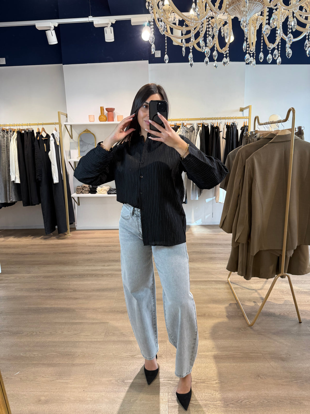 Chemise noire plissée à manches longues